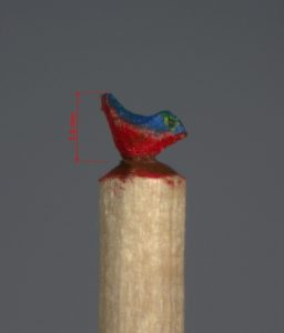 Rot-Blauer Vogel nach links blickend